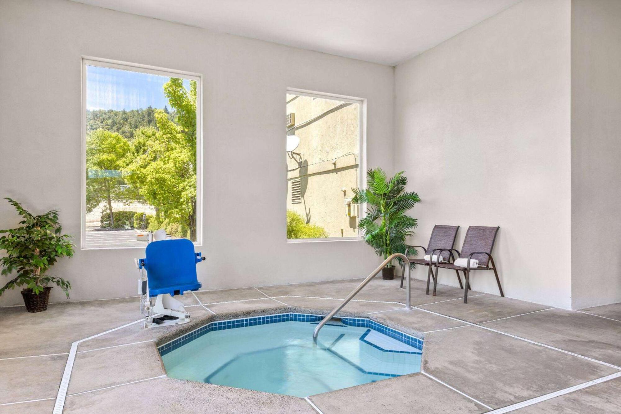 Hotel Super 8 By Wyndham Roseburg Exteriér fotografie